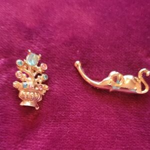 Small vintage decorative pins
